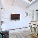 Tiny House Near Eiffel Tower باريس