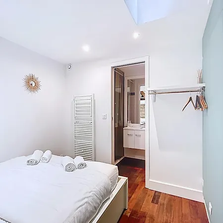 Tiny House Near Eiffel Tower *