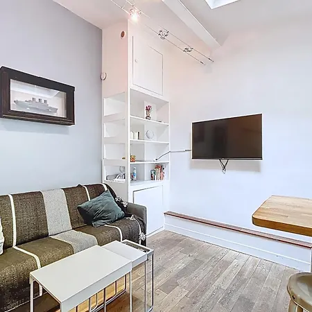 Tiny House Near Eiffel Tower פריז