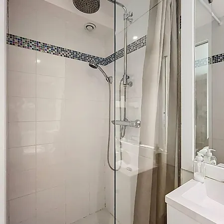 Tiny House Near Eiffel Tower *